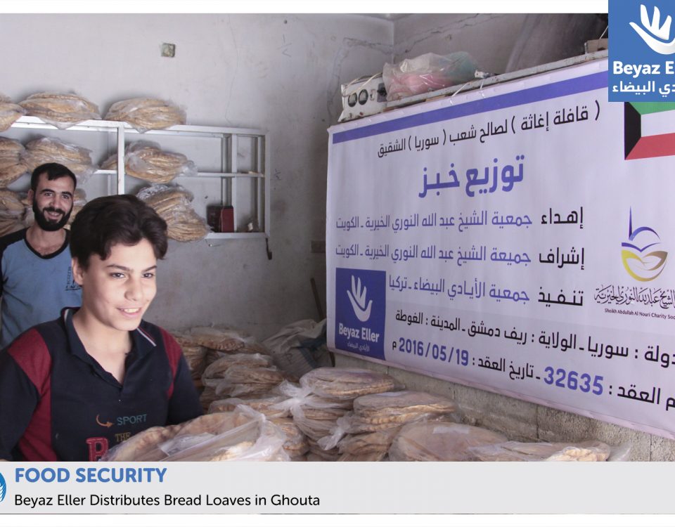 distributing bread in ghouta food security