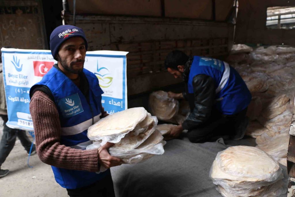 توزيع الخبز في الغوطة الشرقية