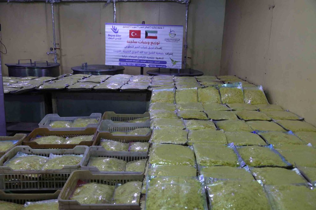 توزيع وجبات في الغوطة الشرقية بدعم شباب الخير التطوعي
