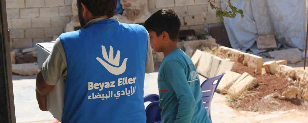 توزيع سلة غذائية في ريف إدلب