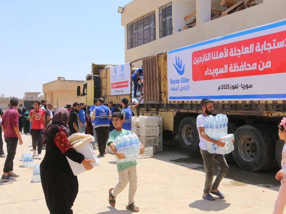 مساعدات عينية لنازحي السويداء في مراكز الايواء في درعا